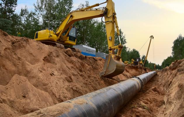 digger excavating pipe